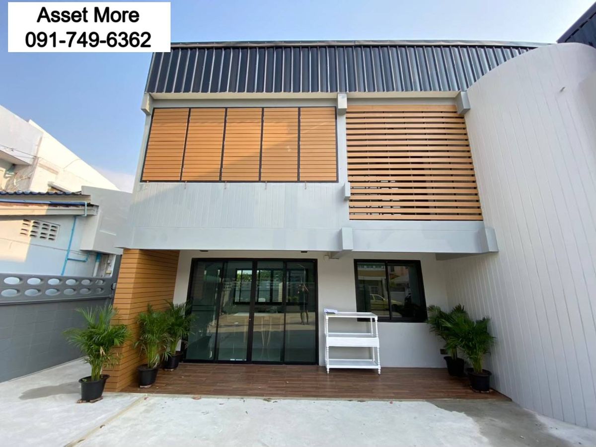 For SaleHousePattanakan, Srinakarin : House for sale 88 sq. Wah. 4 bedrooms, 3 water, Phasuk Village, Phatthanakan 69, can park 3-4 cars, suitable for living and office.