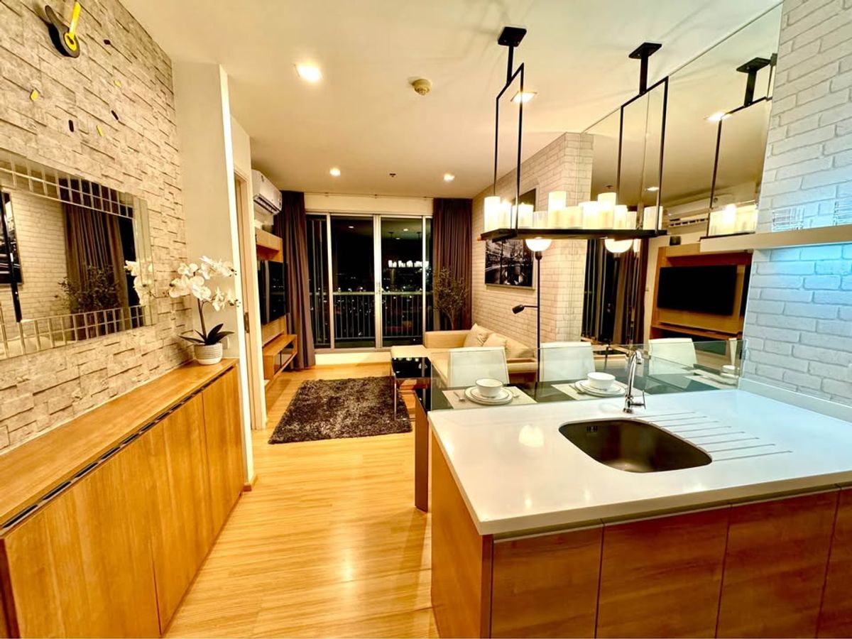 CondoOnnut, Udomsuk : Rhythm Sukhumvit 50 condo, convenient transportation, near the BTS train, has a full furniture shuttle. Ready to stay immediately  