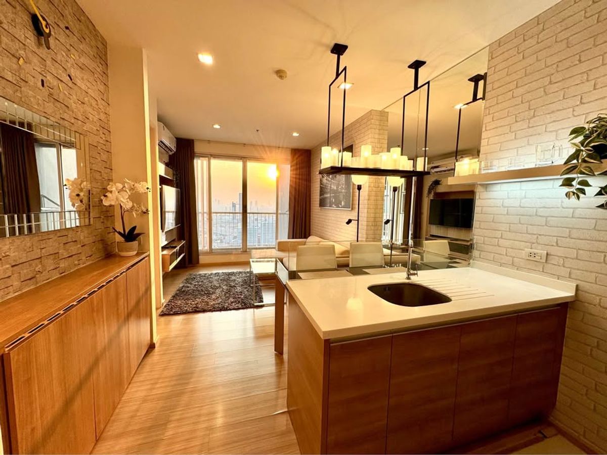 CondoOnnut, Udomsuk : Rhythm Sukhumvit 50 condo, convenient transportation, near the BTS train, has a full furniture shuttle. Ready to stay immediately  