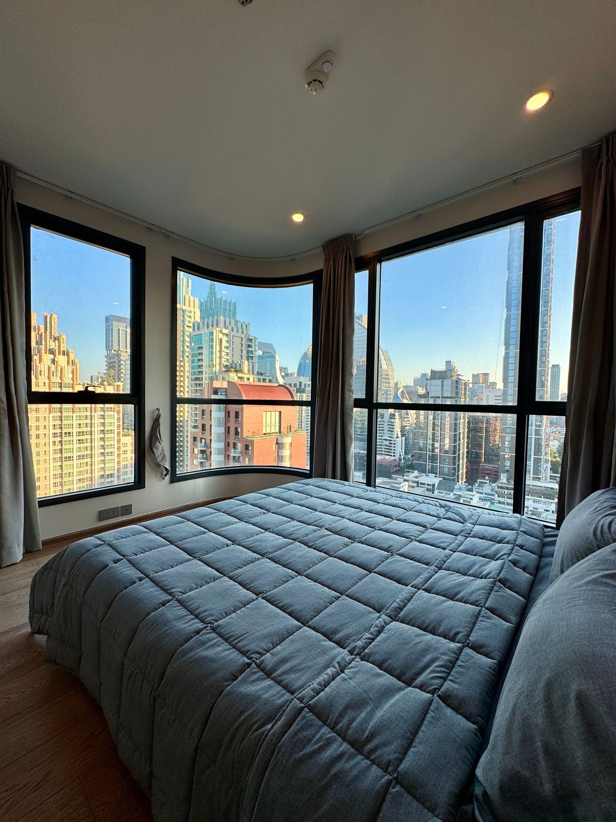 For RentCondoRatchathewi,Phayathai : Q Chidlom – Phetchaburi  Luxury living in the heart of Bangkok's prime area, perfect for urban professionals or families!