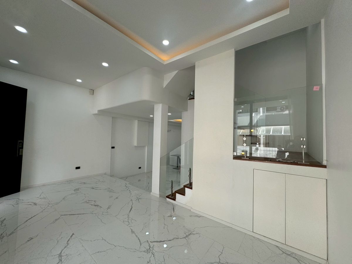 For SaleTownhomeNana, North Nana,Sukhumvit13, Soi Nana : New renovated houses ** NO CO-AGENT ** 