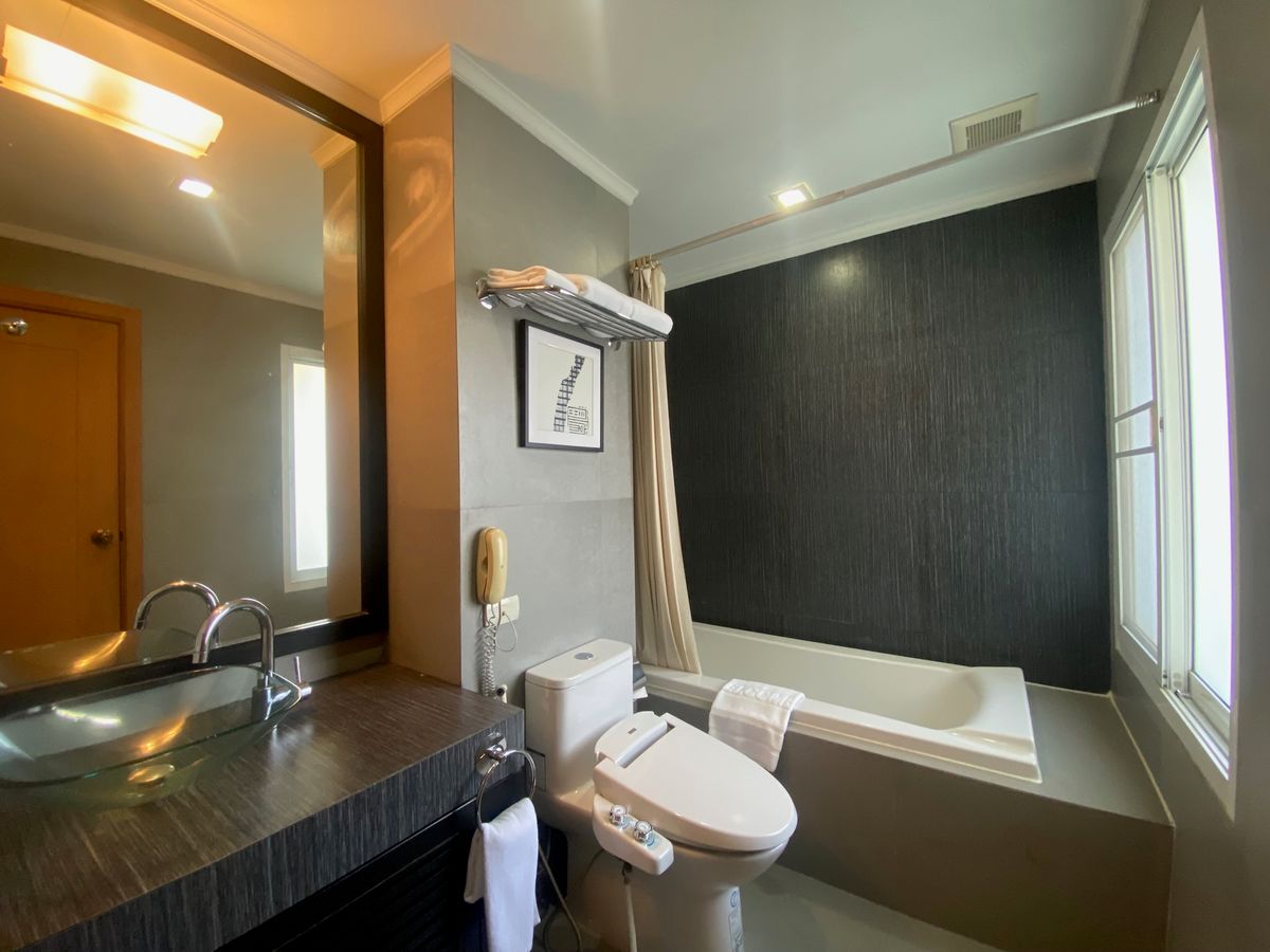 ให้เช่าคอนโดสุขุมวิท อโศก ทองหล่อ : ✨ ให้เช่า คอนโดหรู ใจกลางสุขุมวิท เฟอร์ครบ  ครัวแยก พื้นที่ใช้สอยลงตัว  ห้องกว้าง แต่งครบ  ใกล้ BTS พร้อมพงษ์ พร้อมเข้าอยู่!