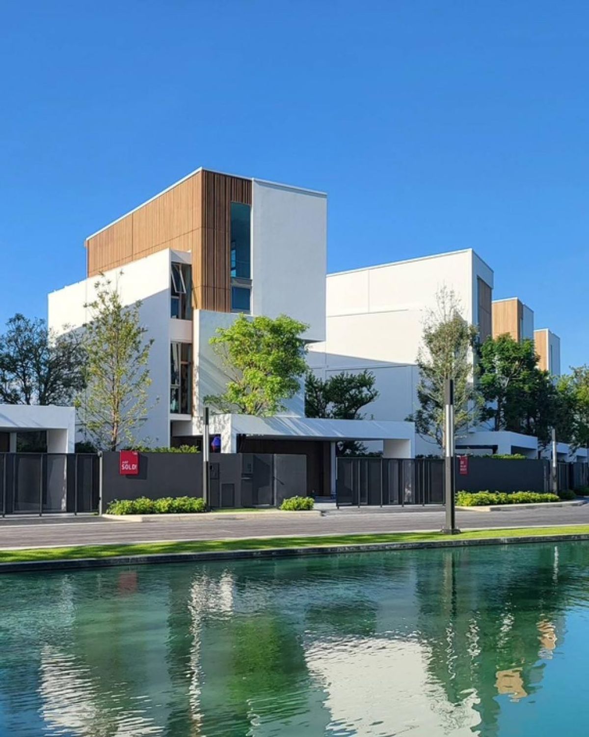 ขายบ้านพัฒนาการ ศรีนครินทร์ : ขาย บ้านเดี่ยว 3 ชั้น ตกแต่งสวยงาม ย่านกรุงเทพกรีฑา-พัฒนาการ ใกล้มาร์เก็ตเพลส กรุงเทพกรีฑา เพียง 2 กม.