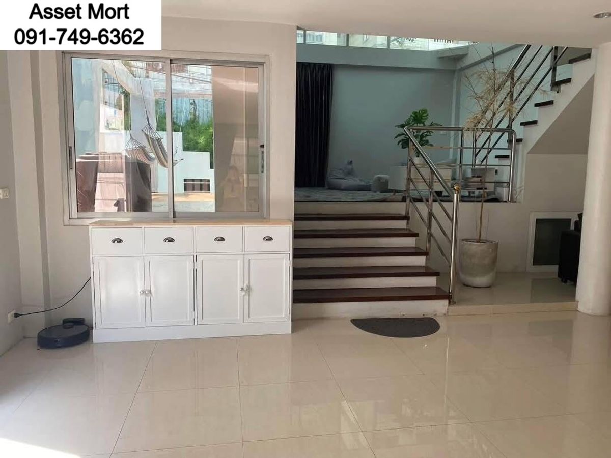 For RentHouseOnnut, Udomsuk : Rent a 3 -bed detached house, Arena Garden Village, Onnut 44, a modern style house, spacious, near BTS On Nut, only 15 minutes BTS Bangchak 5 minutes 
 
