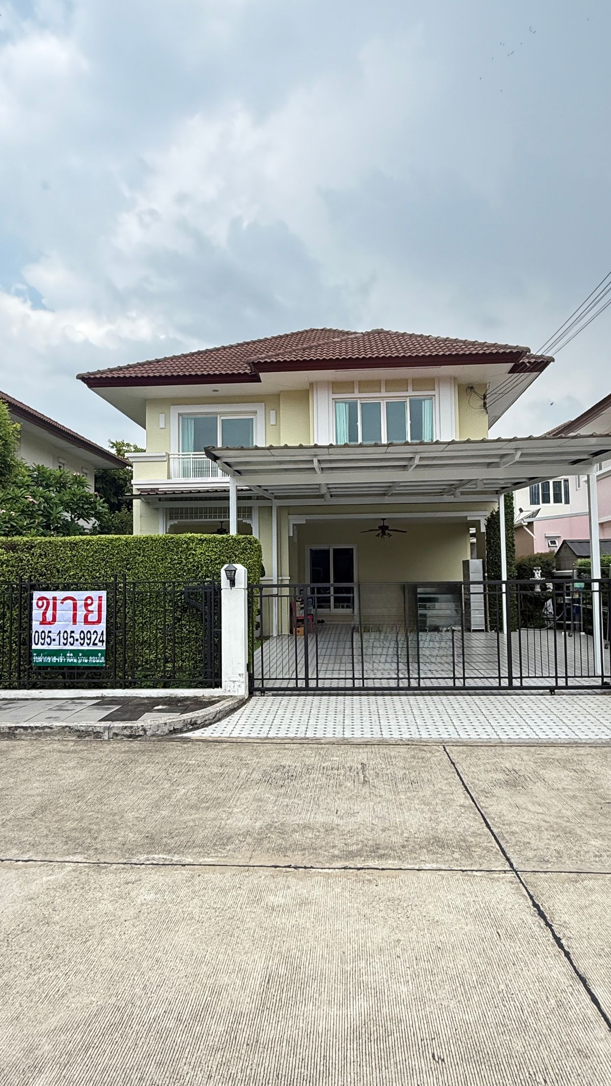 For SaleHouseNawamin, Ramindra : Selling The Sente Ramintra, an area of ​​68 sq.w., 181 sqm, 3 bedrooms, selling 6.5, deleted the cheapest price in the project.