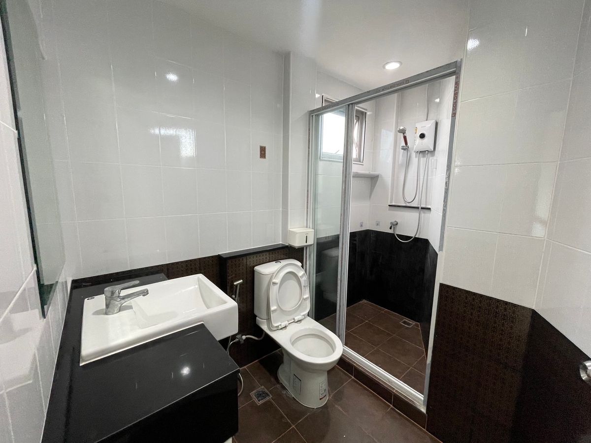 For RentCondoPattanakan, Srinakarin : For rent, Assikan Place Srinakarin, 1 bedroom, 2 bathrooms, 1 living room, 2nd floor, size 43.52 sq.m., price 8000 baht.