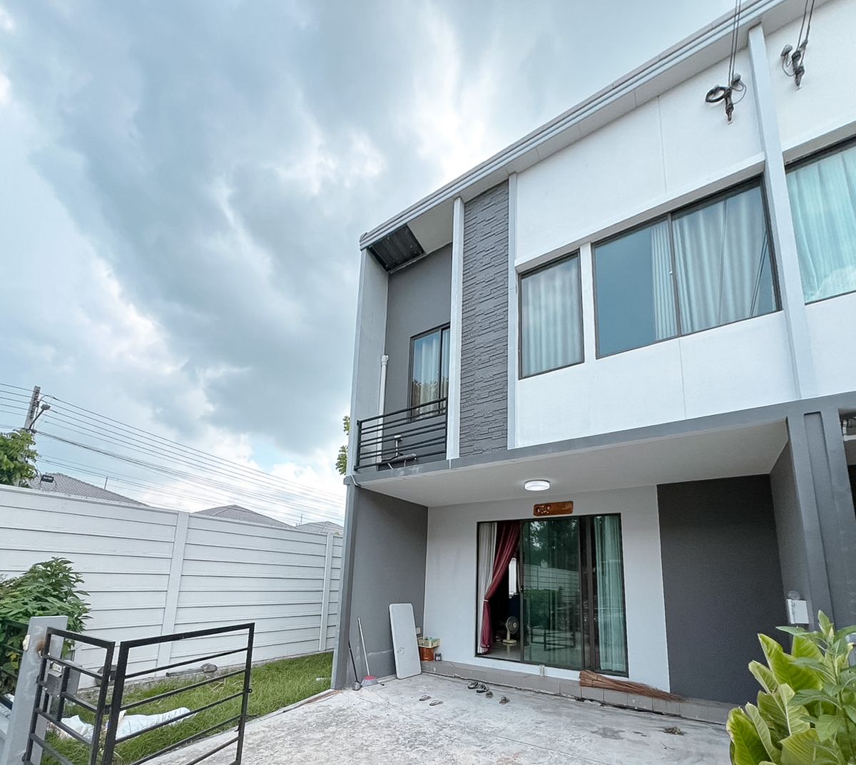 For SaleTownhomePathum Thani,Rangsit, Thammasat : 📍 Lets release to 2-story townhome behind the corner of the Pleino Village, Rangsit, Khlong Si-Ring Road, only 2 million villages. Can access two ways near the Ring Road, only 5 minutes connect Rangsit-Nakhon Nayok.