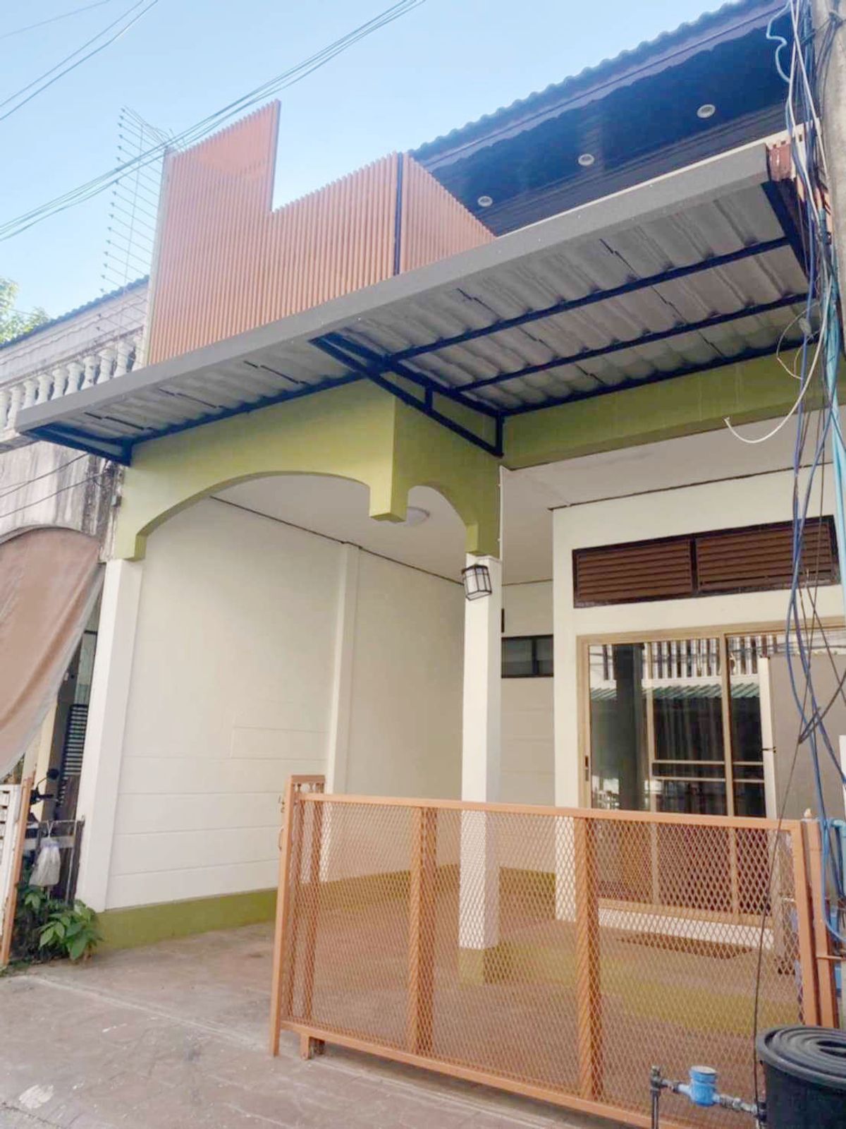 For RentTownhomeChiang Mai : Townhouse for rent 22,000 baht per month, near Chiang Mai University, only 5 minutes. No.1H612