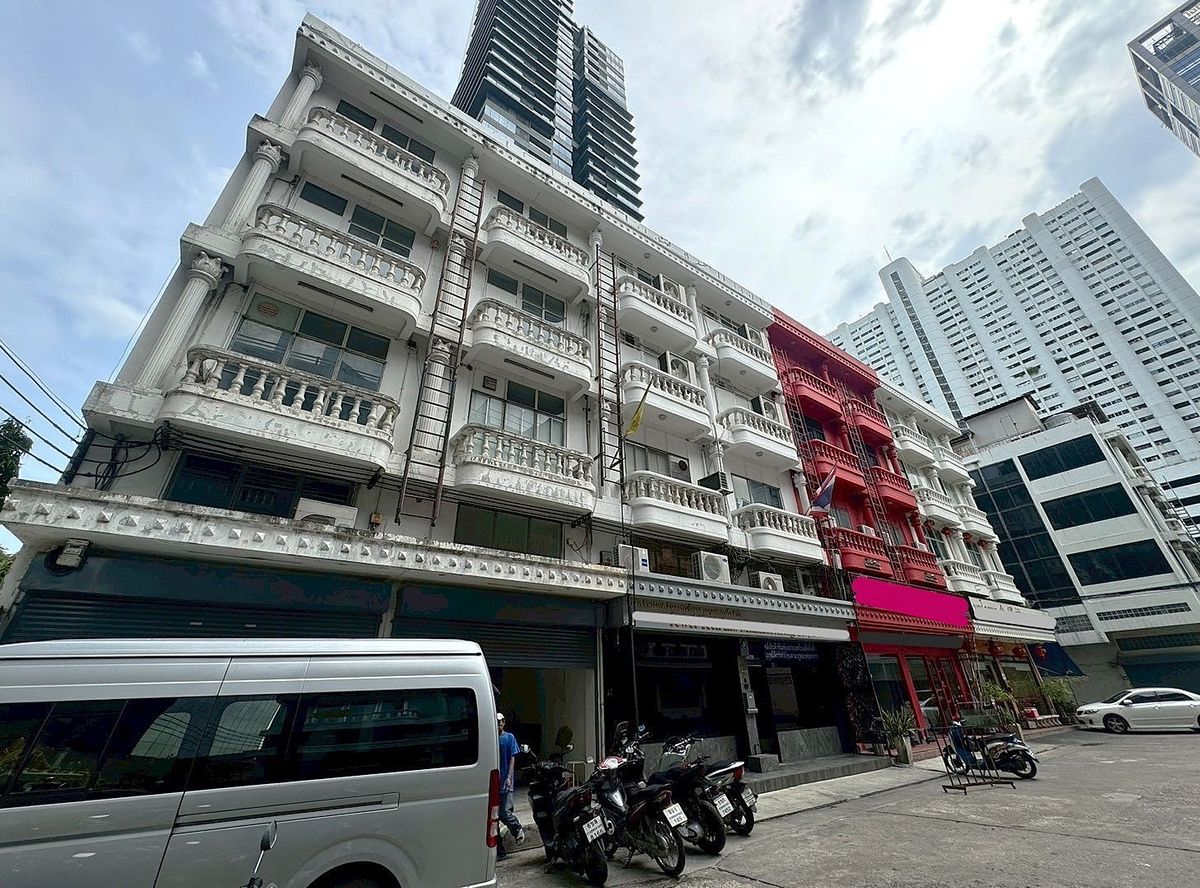 For RentShop HouseSilom, Saladaeng, Bangrak : Silom commercial buildings are suitable for all types of businesses.