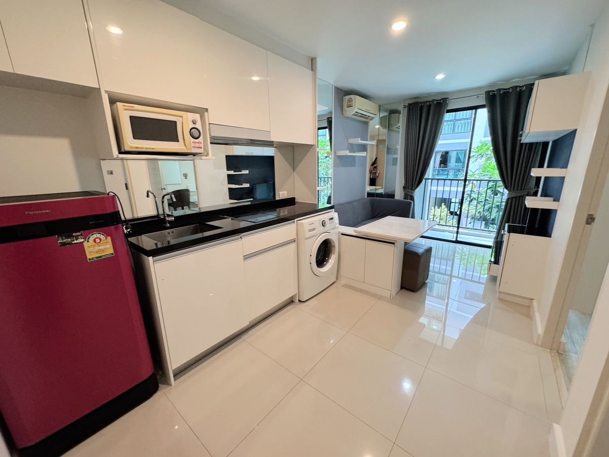 ให้เช่าคอนโดรัชดา ห้วยขวาง : RENT !! Condo Metro Sky Ratchada, MRT Huai khwang , 1 Bed, Building C, 2 Fl., Area 31 sq.m., Rent 11,000 .- (Pool view)