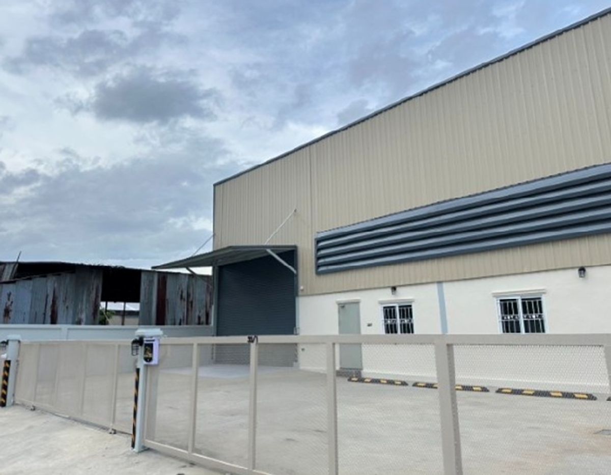 For RentWarehouseNawamin, Ramindra : For Rent for rent with warehouses with Silk Road / Road, Permsin / Soil area 232 square wah / Warehouse 530 square meters / with workers / front warehouses Parking a lot / large car can enter and exit
