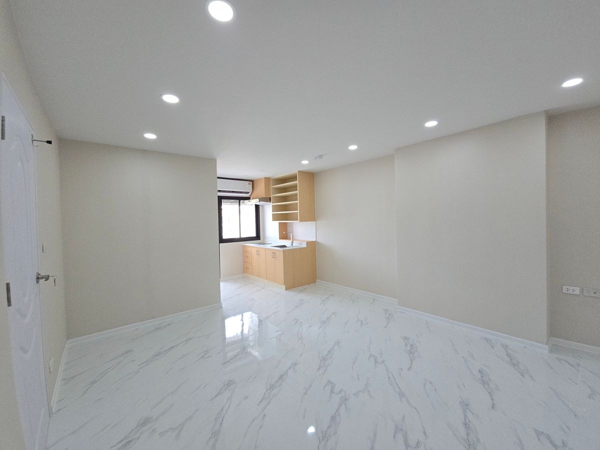 For SaleCondoSathorn, Narathiwat : Urgent Sale! Sathorn Happy Land Condo 5th Floor Size: 63.83 sq.m. (Under Renovation)