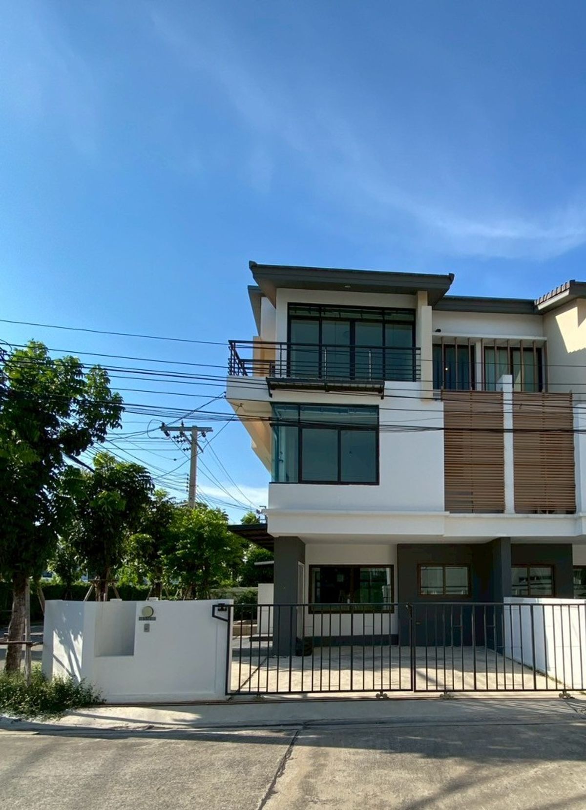 ให้เช่าบ้านพระราม 5 ราชพฤกษ์ บางกรวย : Z011 บ้านแฝด 3 ชั้น หน้ากว้าง ห้องมุม โซนหน้าโครงการใกล้ป้อม รปภ. ม.เวอรีเดียน ราชพฤกษ์ เดินทางสะดวกเข้าออกได้หลายเส้นทาง