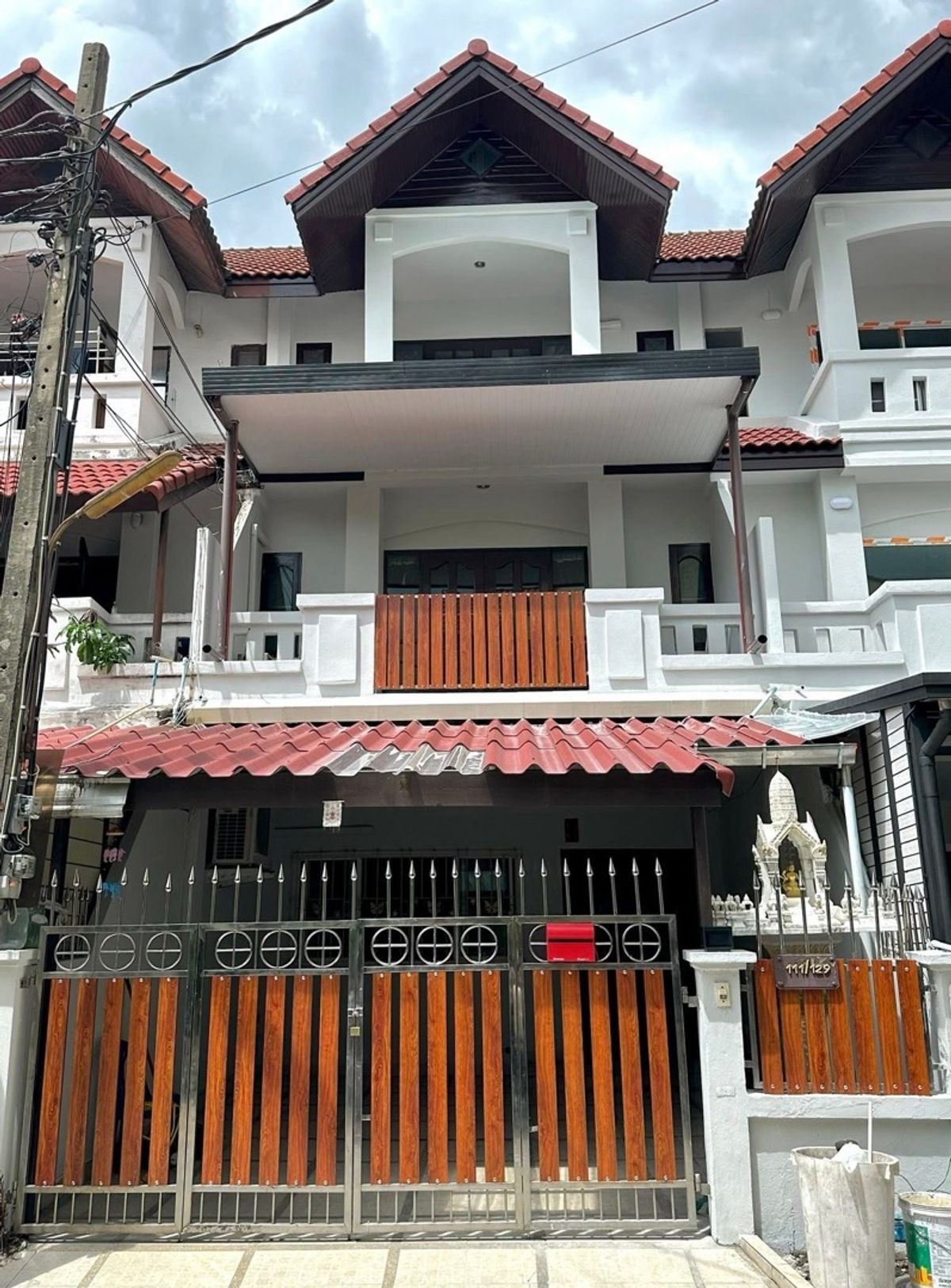 For RentHousePattanakan, Srinakarin : Townhome for Rent – 3 Storeys
Located in Ladprao 101, Phokaeo Soi 11