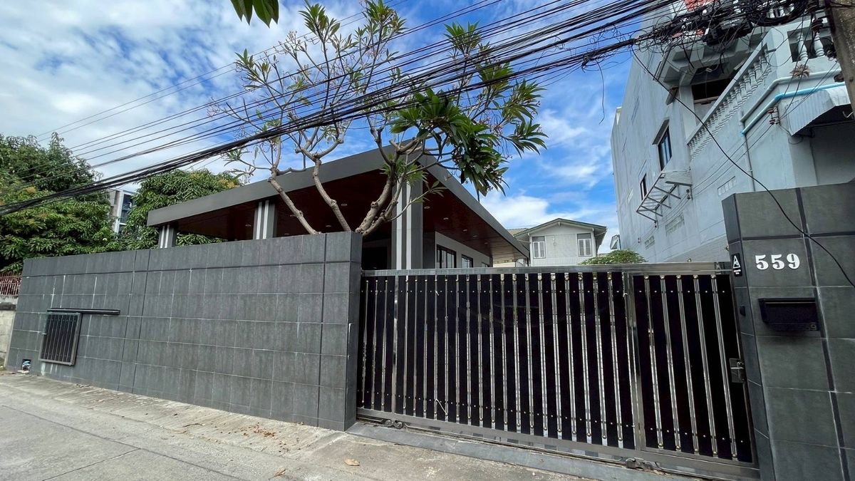 ขายบ้านบางนา แบริ่ง ลาซาล : #ขายบ้าน บ้านเดี่ยวสไตล์รีสอร์ท ใจกลางลาซาล ที่ลงตัวสำหรับชีวิตคุณ
ราคาเพียง 5.95 ล้านบาท
