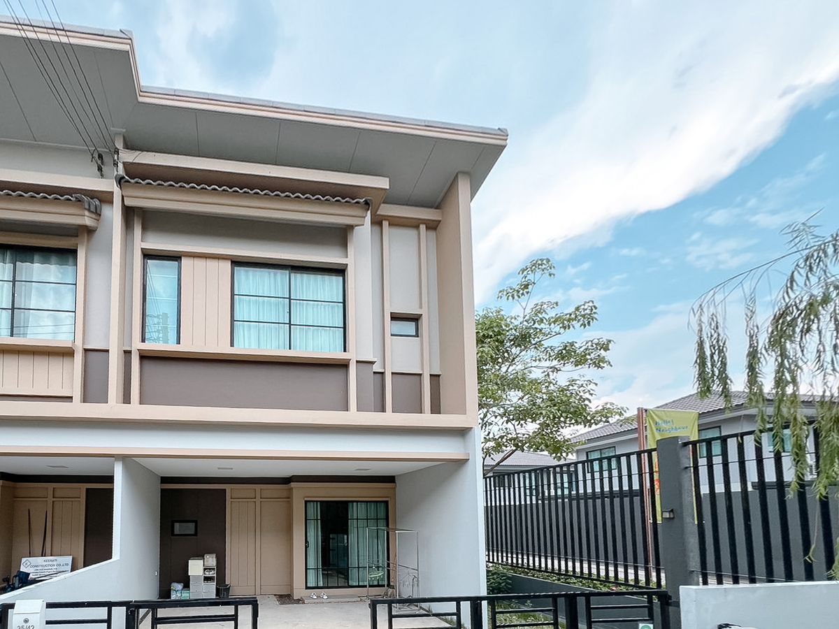 For SaleTownhomePathum Thani,Rangsit, Thammasat : 📍 Release the 2 -story Japanese townhome behind the corner of the Lam Luk Ka ring, only 3.69 million, located on the Kanchanaphisek parallel road. Easy to live Surrounded by expressway facilities, electric trains, department stores, hospitals and leading 