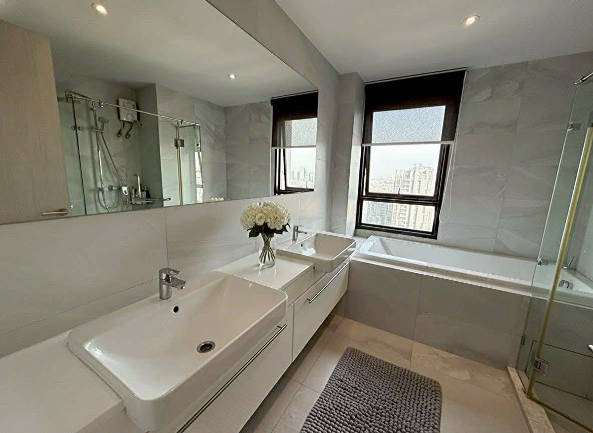 For RentCondoSukhumvit, Asoke, Thonglor : ✨ GT16133 | Condo Rhythm Ekkamai, convenient to travel, near BTS, has shuttle, fully furnished. Ready to move in immediately