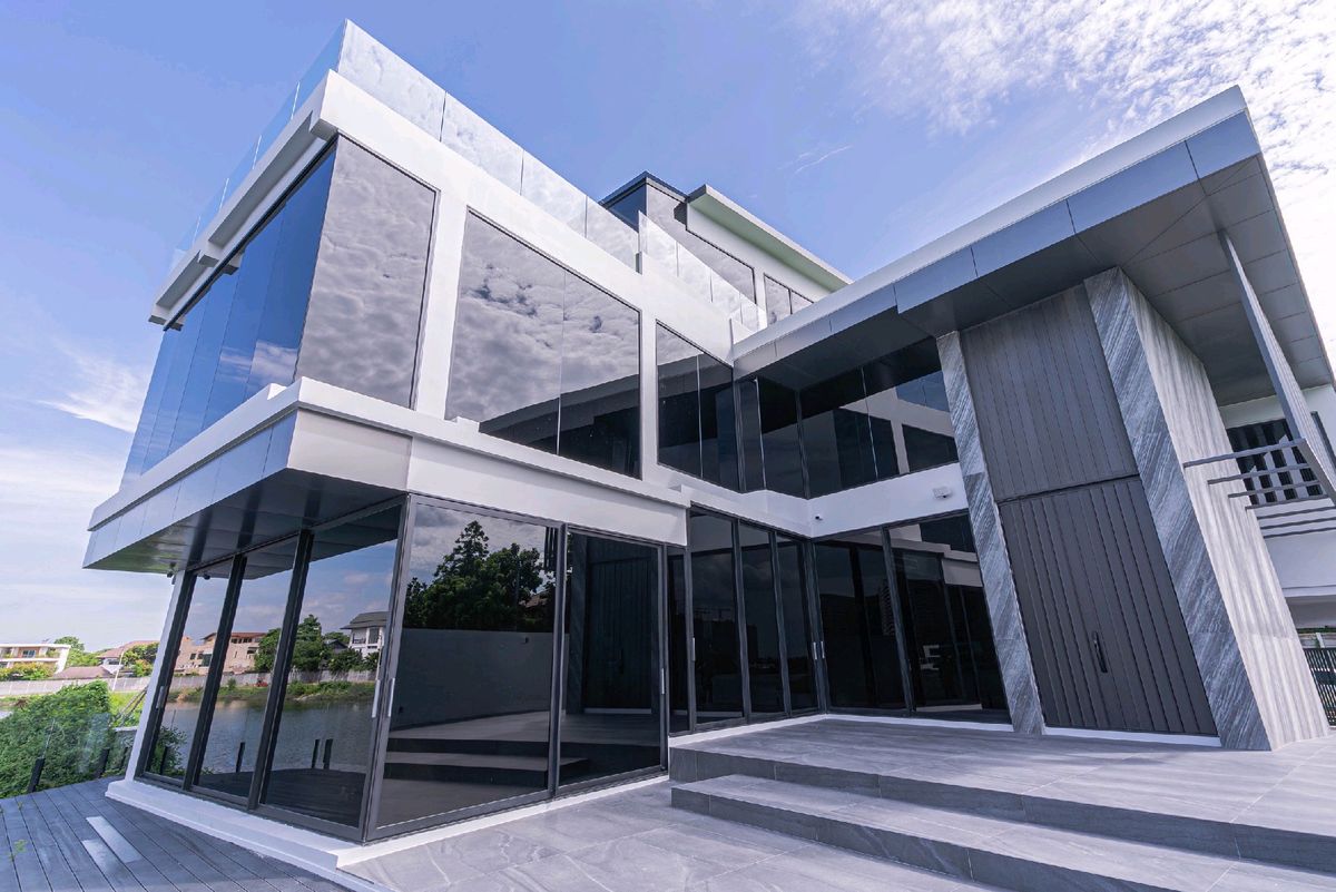 For SaleHouseChaengwatana, Muangthong : Luxurious detached house for sale in the project 𝗧𝗵𝗲 𝗟𝗮𝗸𝗲𝗻 Muang Thong Thani 3 floors by the lake