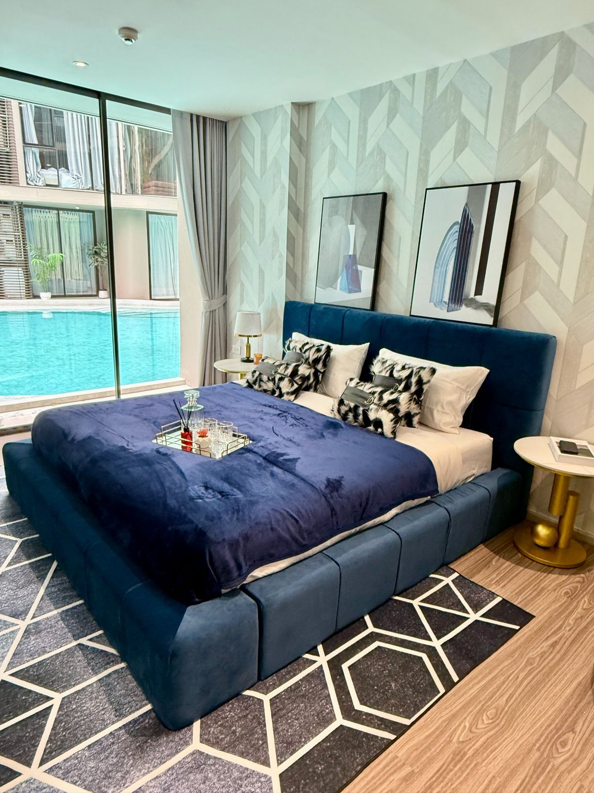 ให้เช่าคอนโดสุขุมวิท อโศก ทองหล่อ : ● Poolside Room ● ชั้น 0+ 110.00 ตร.ม.| 3 ห้องนอน 2 ห้องน้ำ ตกแต่งครบ | ใกล้ สวนเบญจกิติ 200 ม., BTS อโศก 550 ม., BTS นานา 600 ม., Terminal 21 700 ม.