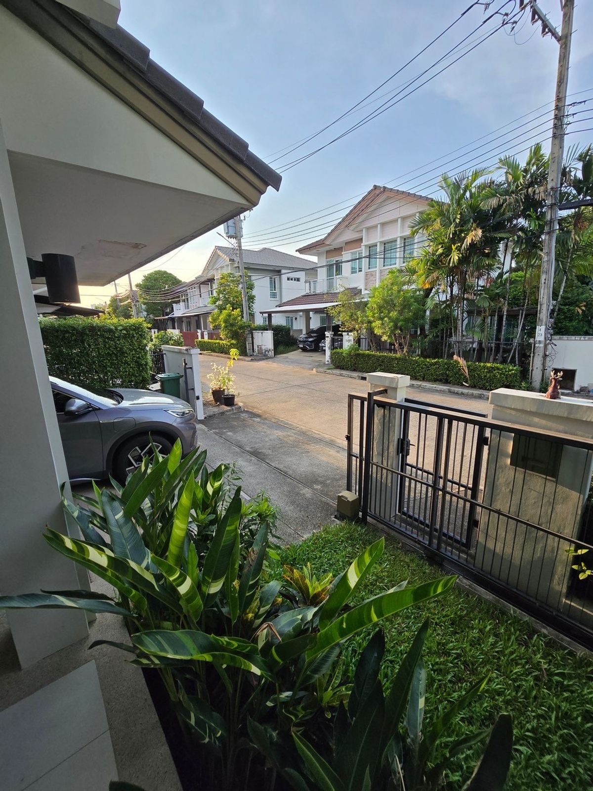 ให้เช่าบ้านพัฒนาการ ศรีนครินทร์ : ให้เช่าบ้านเดี่ยว มัณฑนา พระราม 9 – ศรีนครินทร์ (กรุงเทพกรีฑา 7)
บ้าน 2 ชั้นสไตล์โมเดิร์น บรรยากาศสงบ ร่มรื่น เหมาะสำหรับครอบครัวและคนรักสัตว์เลี้ยง  