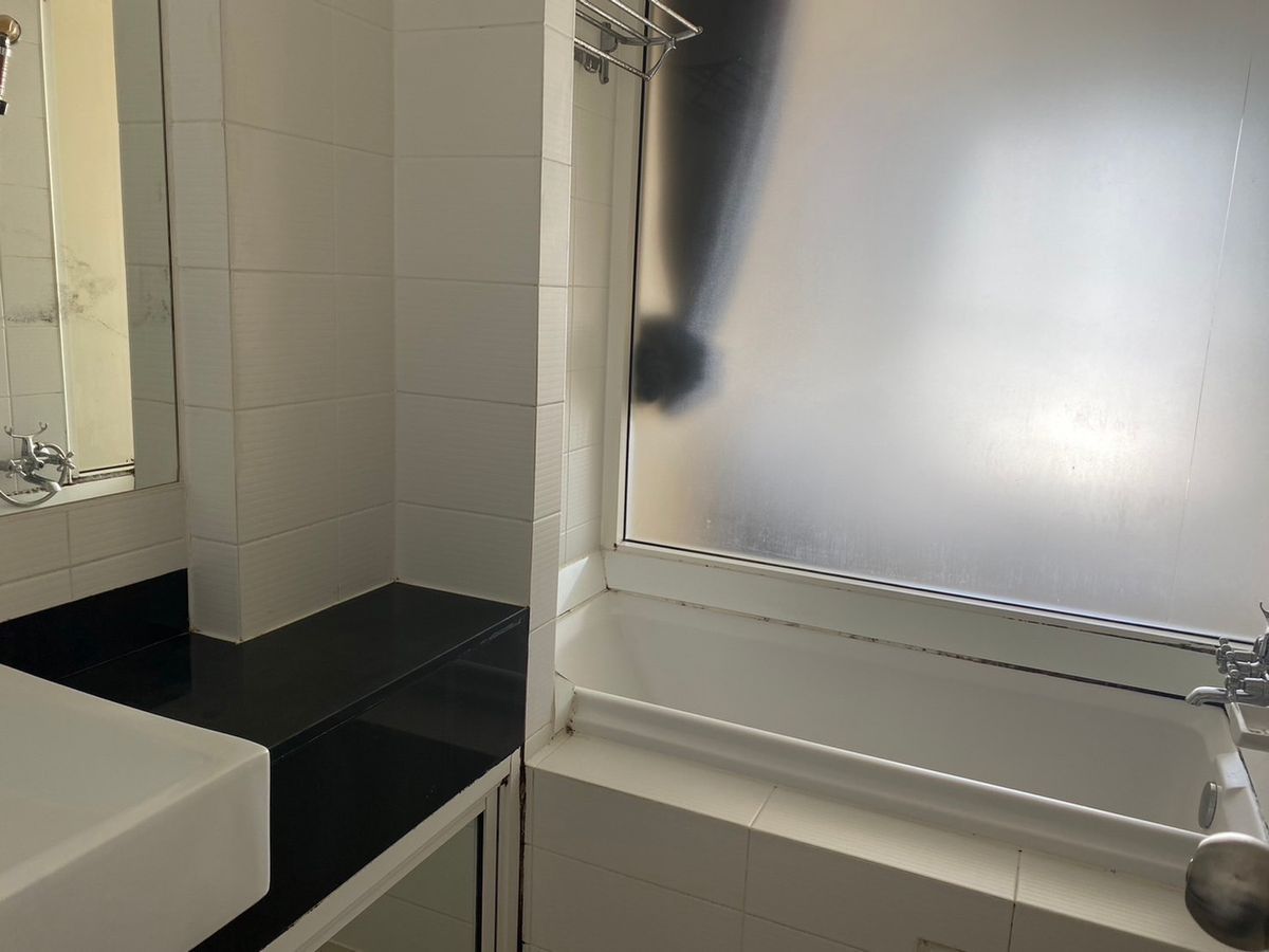 For SaleCondoSapankwai,Jatujak : Where to find it, get this much, next to Saphan Khwai BTS, 0 meters in the heart of the city to Siam for 15 minutes, 3 minutes to five, Lat Phrao Intersection will really miss. Interested, please contact 0876358339.