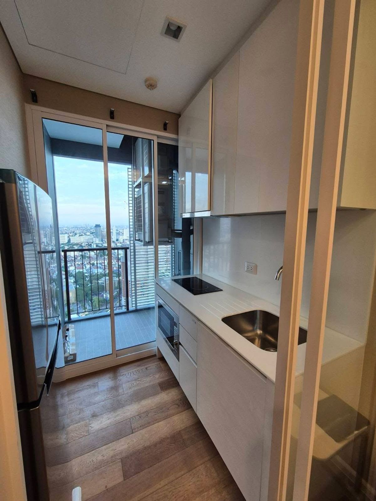 ให้เช่าคอนโดลาดพร้าว เซ็นทรัลลาดพร้าว : ให้เช่า 📍 The Saint Residences 📍 เฟอร์นิเจอร์ และ เครื่องใช้ไฟฟ้าครบ ใกล้ BTS ห้าแยกลาดพร้าว