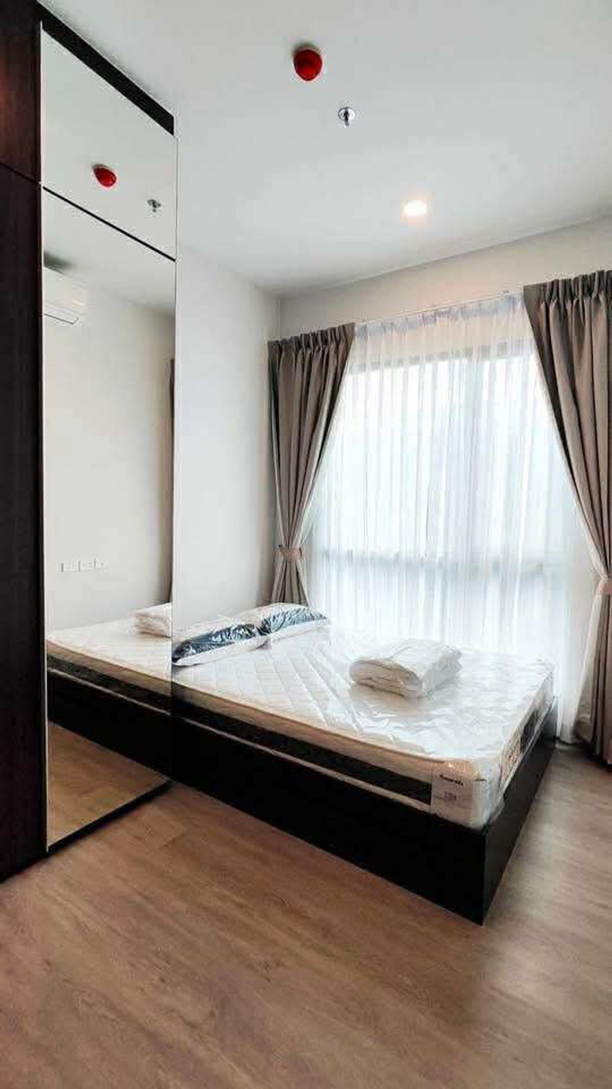 For RentCondoNawamin, Ramindra : Condo for rent near the Pink Line, Ram Inthra Station, only 70 meters. New new room, ready to move in immediately. Interested to say hello.