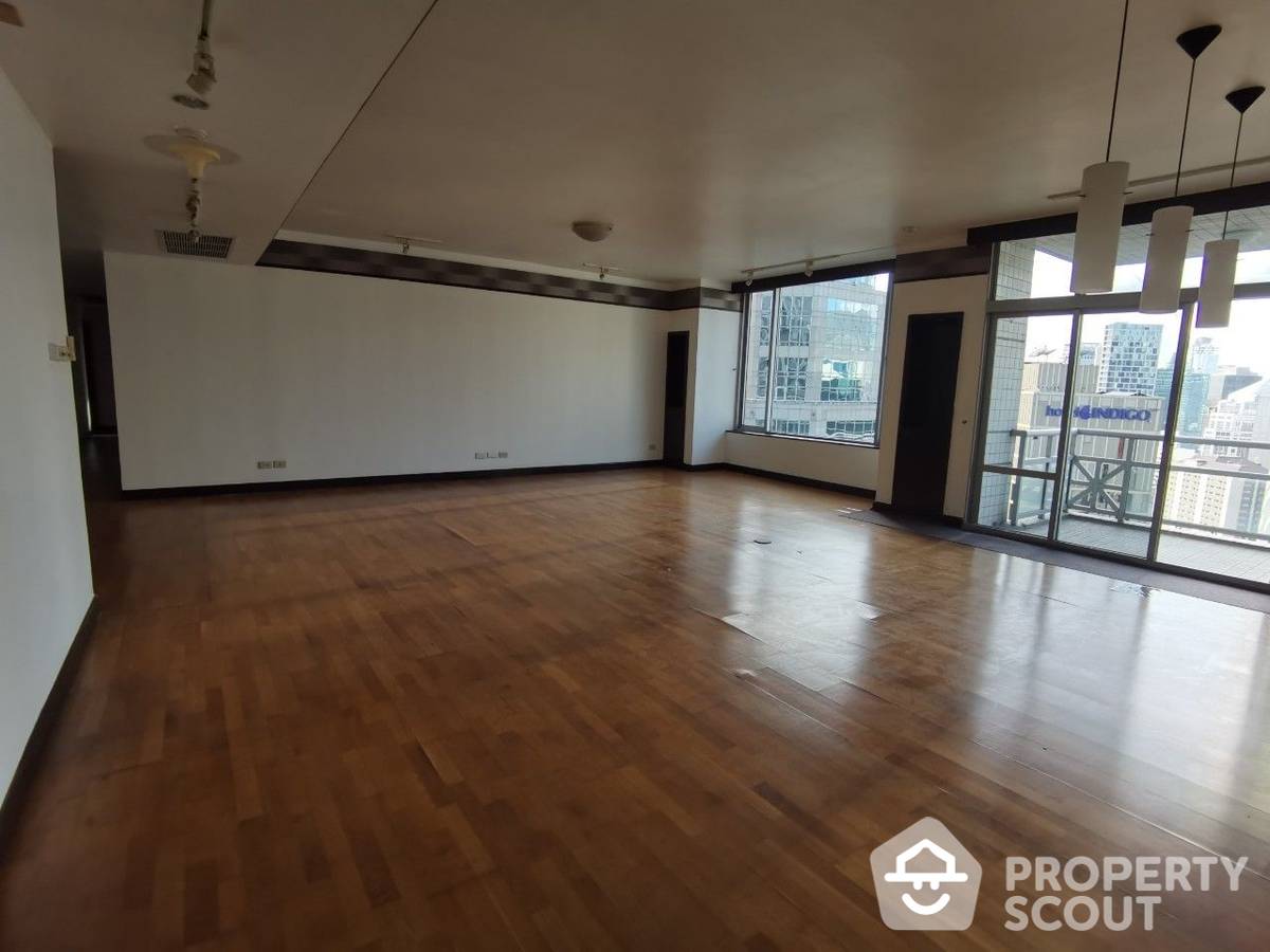For SaleCondoWitthayu, Chidlom, Langsuan, Ploenchit : 3-BR Condo at All Seasons Mansion Condominium near BTS Phloen Chit