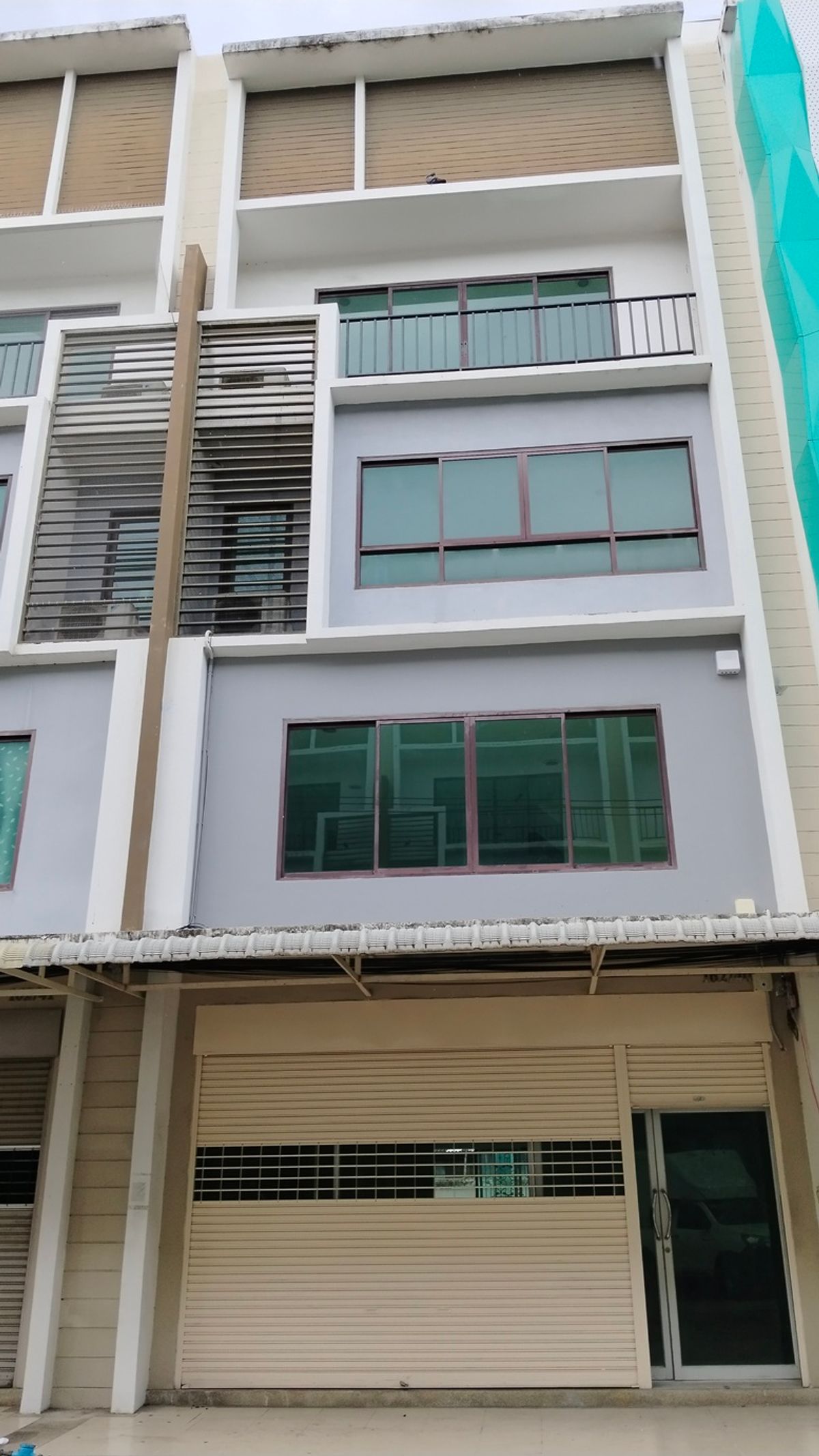 ให้เช่าทาวน์โฮมราษฎร์บูรณะ สุขสวัสดิ์ : Home Office Silk Suksawat 162/40 (Yearly Rent) 35,000 baht per month  Size of Home Office; Width 6.1 Metre Depth 9.55 Metre , Floor 4 Floors with 4 toilets and 3 shower rooms.  4 Bedrooms with Air Conditioners.  Places nearby:  1.Purple BTS ( with Car Par