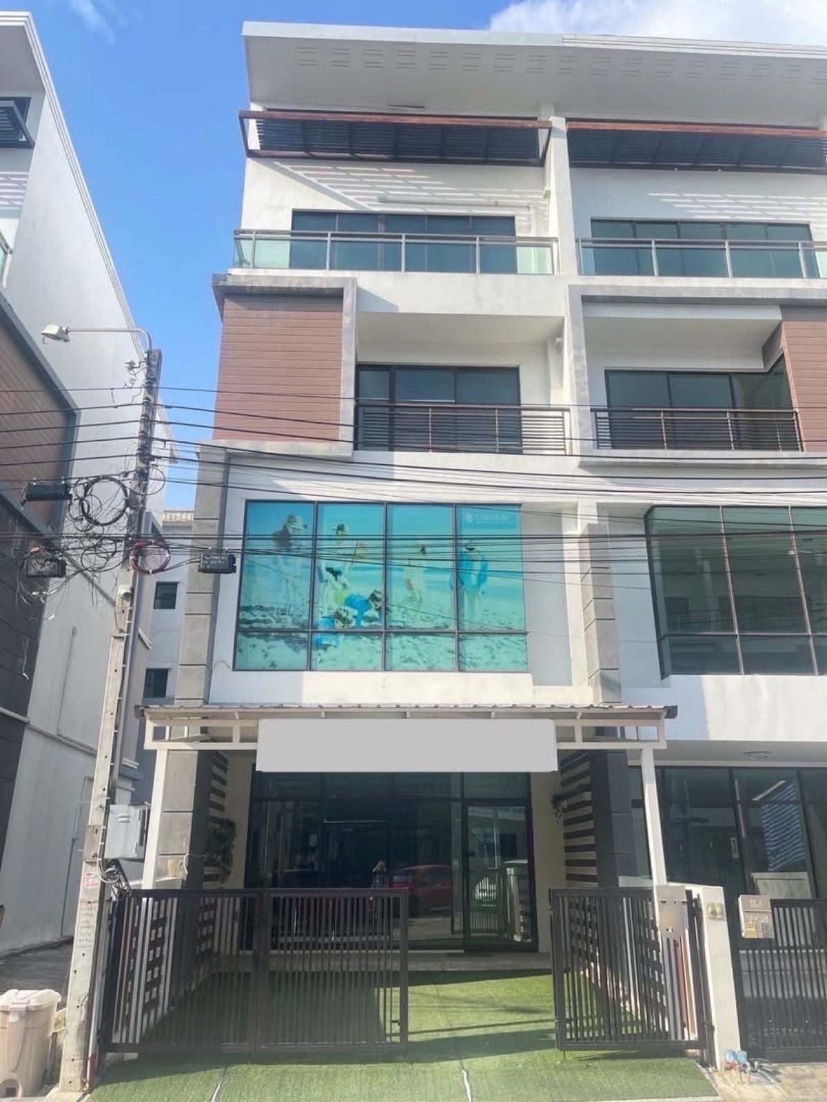 For RentTownhomeBangna, Bearing, Lasalle : 🌟Home Office 4 layers near Central Bangna. Can write down the company address.