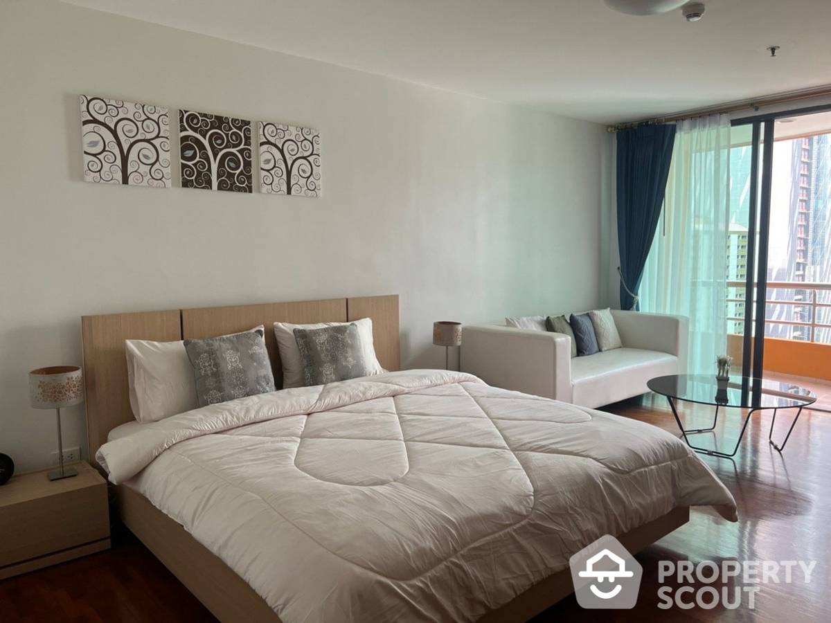 For RentCondoWitthayu, Chidlom, Langsuan, Ploenchit : 3-BR Condo at Baan Na Varang Condominium near BTS Chit Lom
