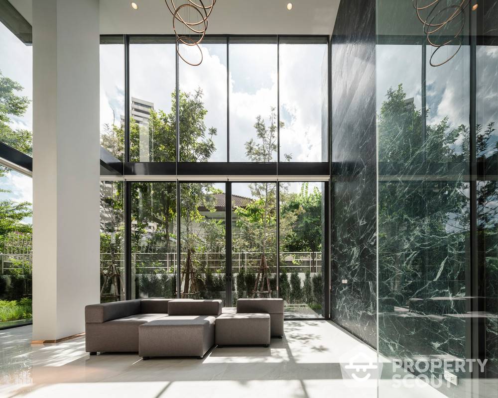 For RentCondoYothinpattana,CDC : 3-BR Apt. near BTS Thong Lor