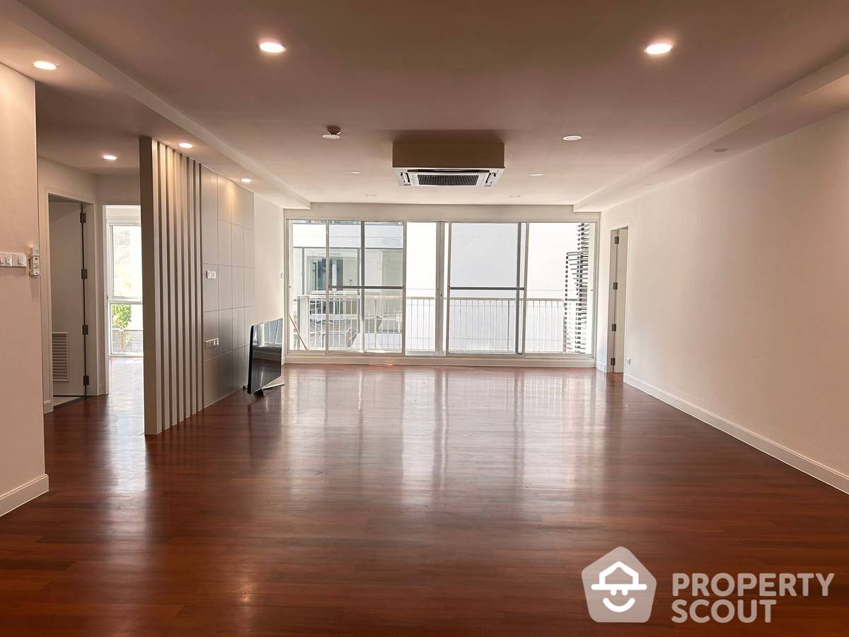 For SaleCondoNana, North Nana,Sukhumvit13, Soi Nana : 2-BR Condo at Urbana Sukhumvit 15 near BTS Nana