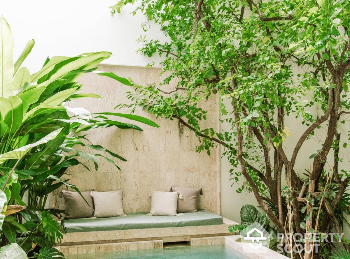 For SaleTownhomeKhlongtoei, Kluaynamthai : 4-BR Townhouse close to Sukhumvit