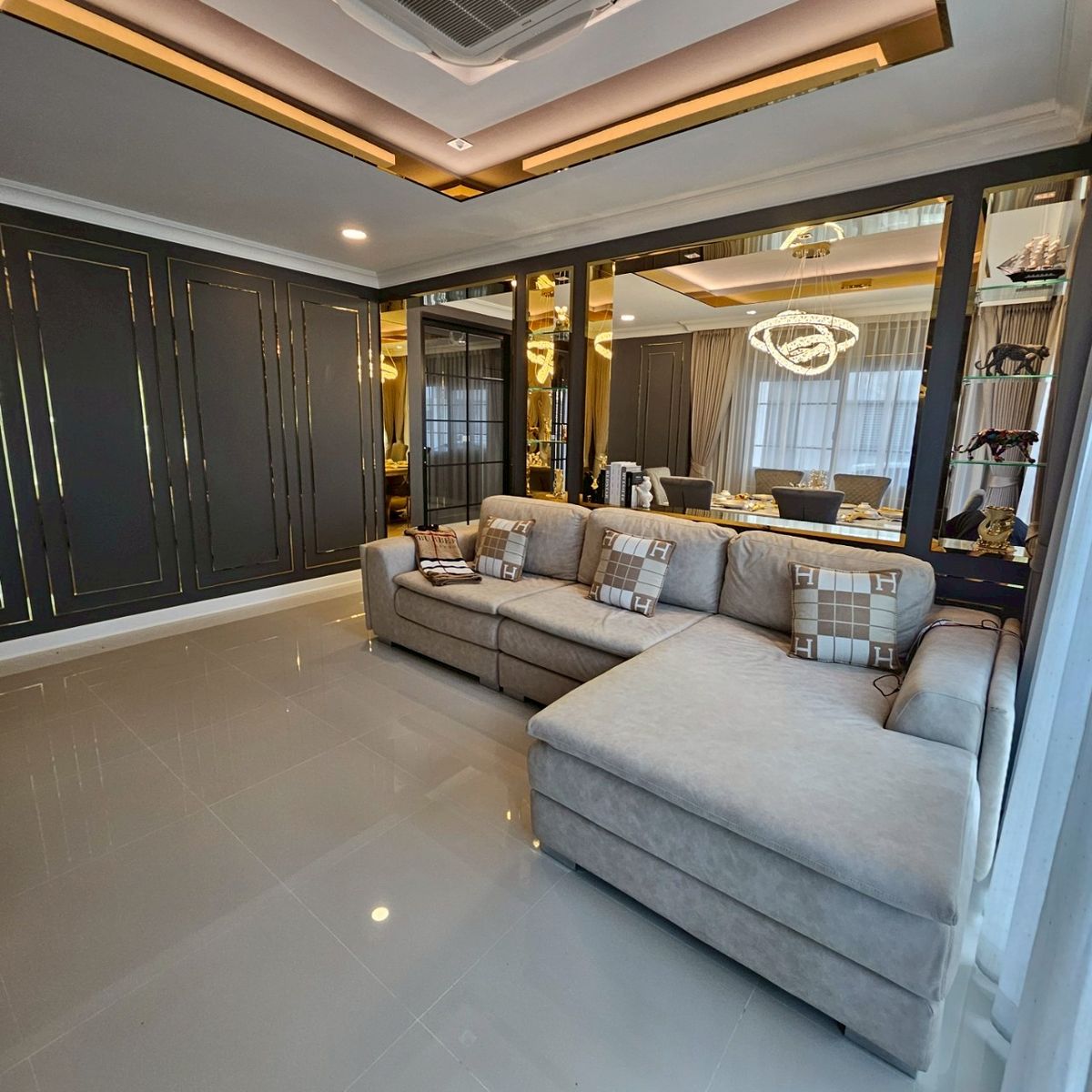 ให้เช่าบ้านบางนา แบริ่ง ลาซาล : Centro Bangna ✨ luxury House Fully Furnished สำหรับคนมีระดับ  มือแรกเลย พร้อมเข้าอยู่! 🛒 ทำเลทอง! 3นาทีถึง Mega Bangna เดินทางสะดวกสุดๆ 💵 ราคาเช่า 150,000 บาท/เดือน ฟรี ดูแลสวนตลอดปี กำจัดปลวกฟรี
