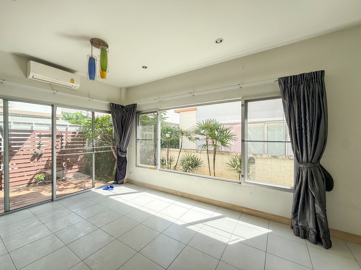 ขายบ้านมีนบุรี-ร่มเกล้า : ใกล้ MRT มีนบุรี 3 กม.🔥 พาร์คเวย์ ชาเล่ต์ รามคำแหง / 3 ห้องนอน (ขาย), Parkway Chalet Ramkhamhaeng / 3 Bedrooms (FOR SALE) AA259