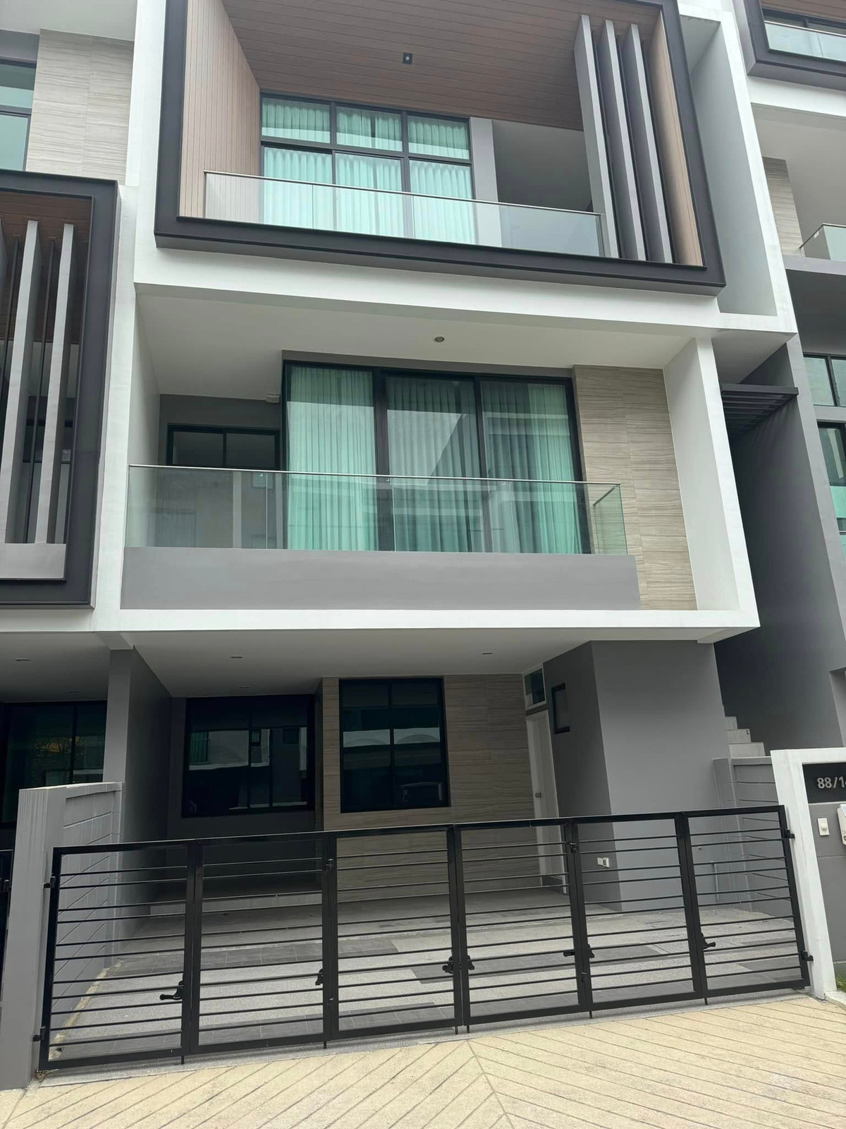 ให้เช่าทาวน์โฮมพัฒนาการ ศรีนครินทร์ : 28/01/2026, บ้านหรู Nirvana Define Srinakarin-Rama 9 3 ห้องนอน 3 ห้องน้ำ แต่งครบ เช่า 70,000 บ./ด. ขาย ๅ_ ล้าน ทำเลทองใกล้ทองหล่อ