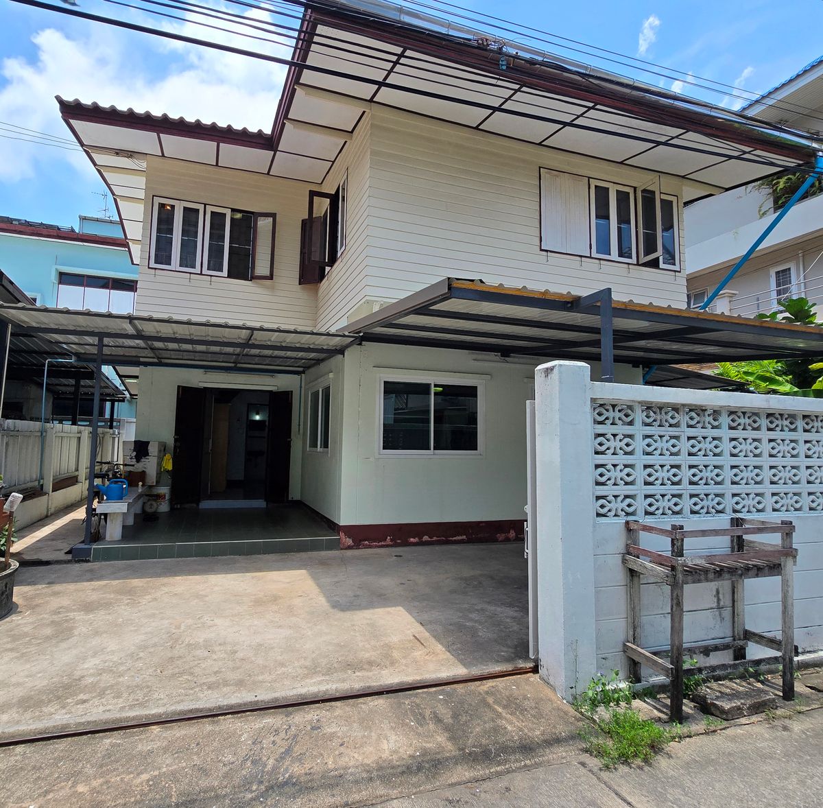 For RentHouseSukhumvit, Asoke, Thonglor : 2 bedrooms, 2 bathrooms for rent in Sukhumvit, Soi 63-65-71, about 1 km from BTS Phra Khanong International School.