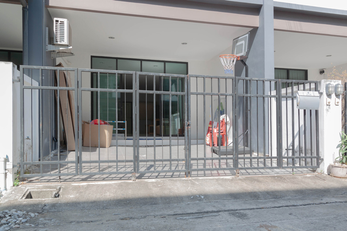 For RentTownhomeLadprao101, Happy Land, The Mall Bang Kapi : 2 storey townhouse for rent, Sindhorn Village (The owner released himself)