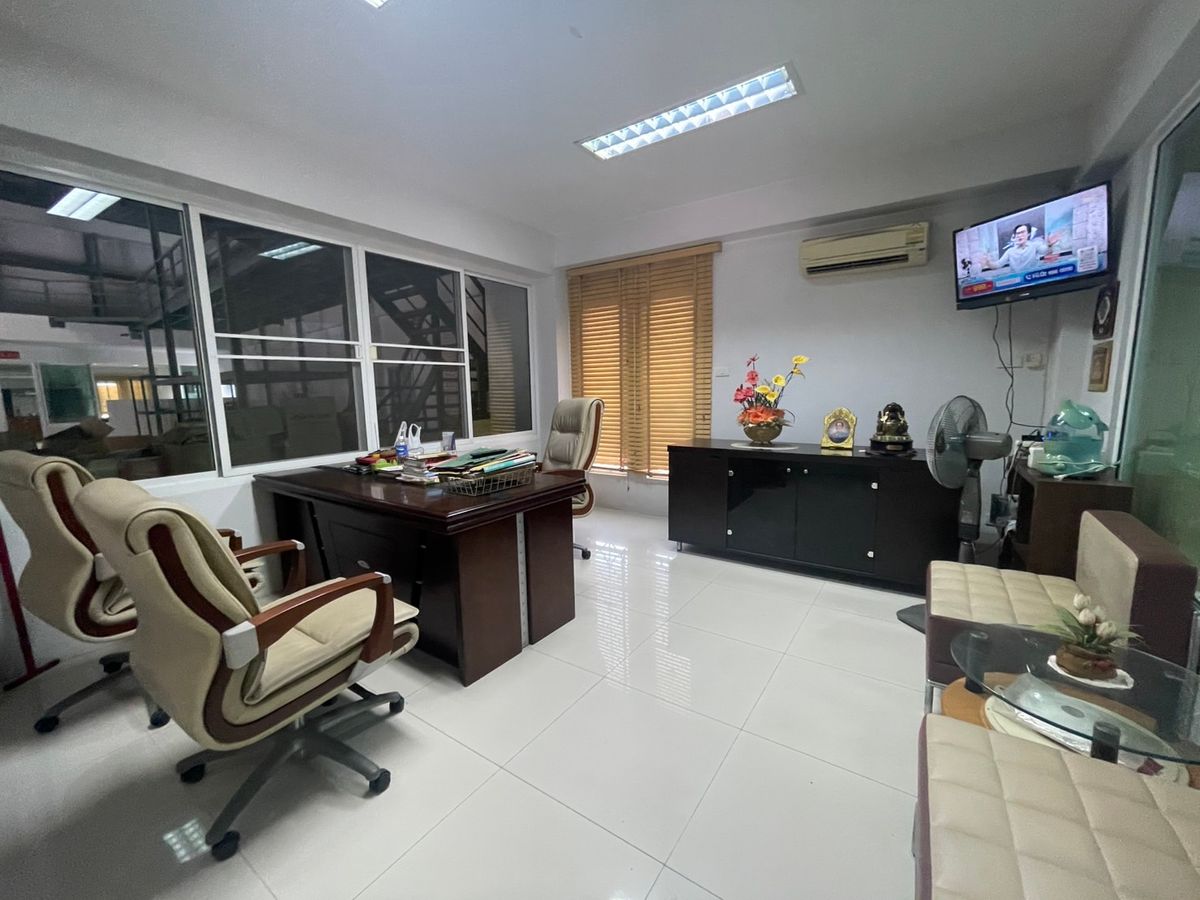For RentWarehousePattanakan, Srinakarin : Office for rent With warehouses, good locations, Soi Chaloem Phrakiat Rama 9 Soi 13