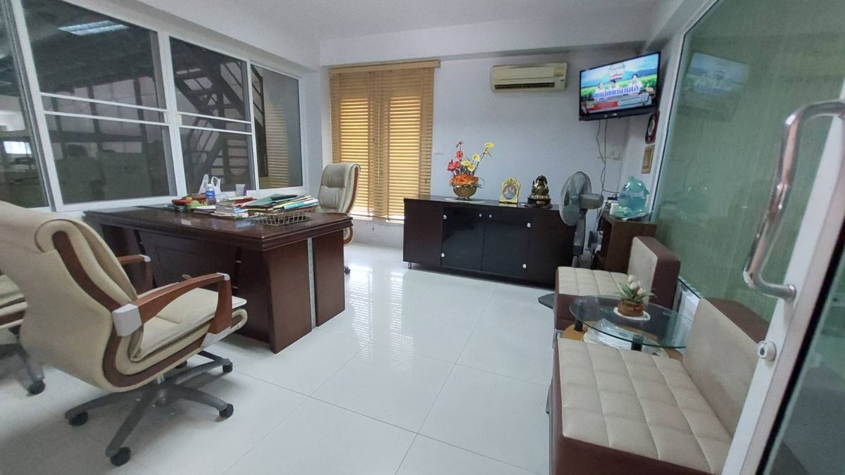 For RentWarehousePattanakan, Srinakarin : Office for rent With warehouses, good locations, Soi Chaloem Phrakiat Rama 9 Soi 13