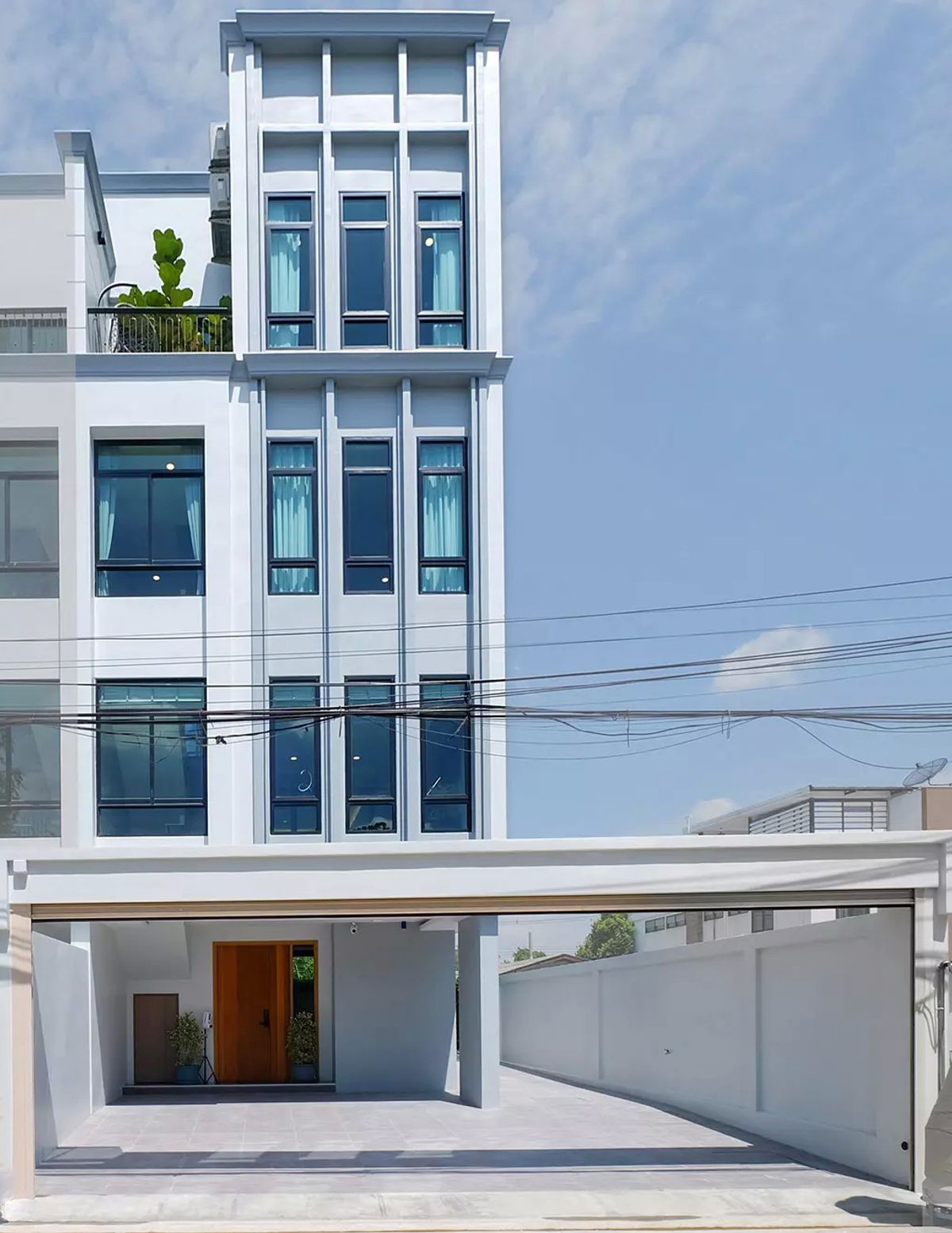 For SaleChokchai 4, Ladprao 71, Ladprao 48, : House for sale May Fair Ladprao 71, a 3.5 -story twin house, 8 meters wide, 291.90 sq.m., 3 bedrooms, 4 bathrooms, 1 multi -purpose room. Full technology in the house Can enter-out in many directions  