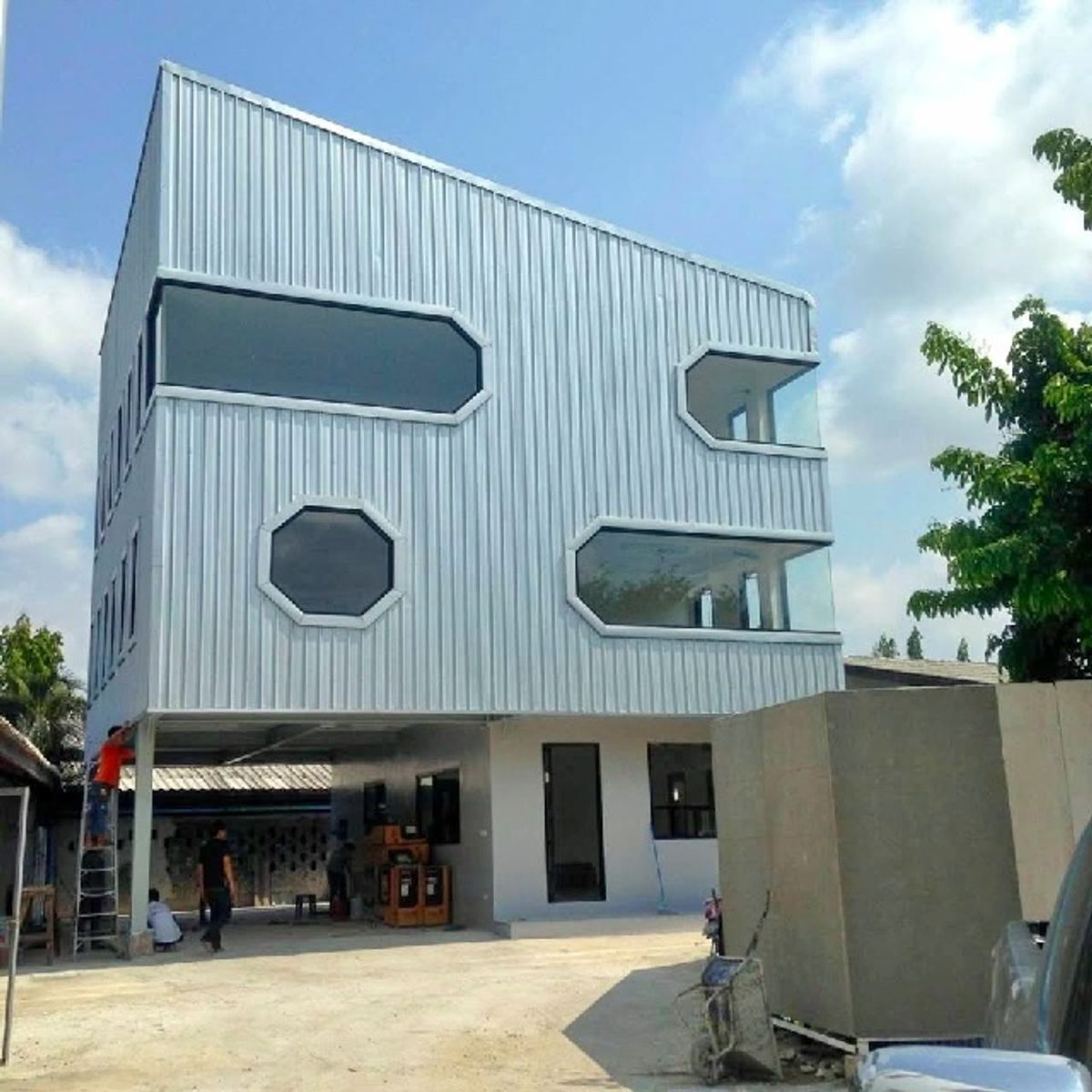 For RentOfficeOnnut, Udomsuk : Easy to find something to eat, Bangchak market, 1.4 km. Sukhumvit 60-68 BTS Road, Bangchak 900 m. Rental office area, floor 2-3 112 sq.m.