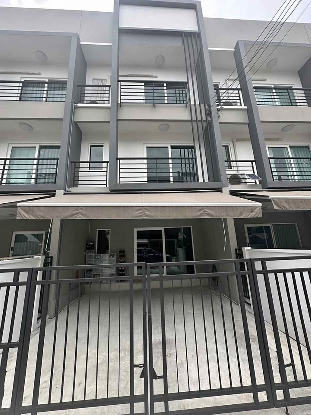 For RentHousePattanakan, Srinakarin : 2 -story townhouse for rent, Chaloem Phrakiat 9 Road, near - Seacon Square