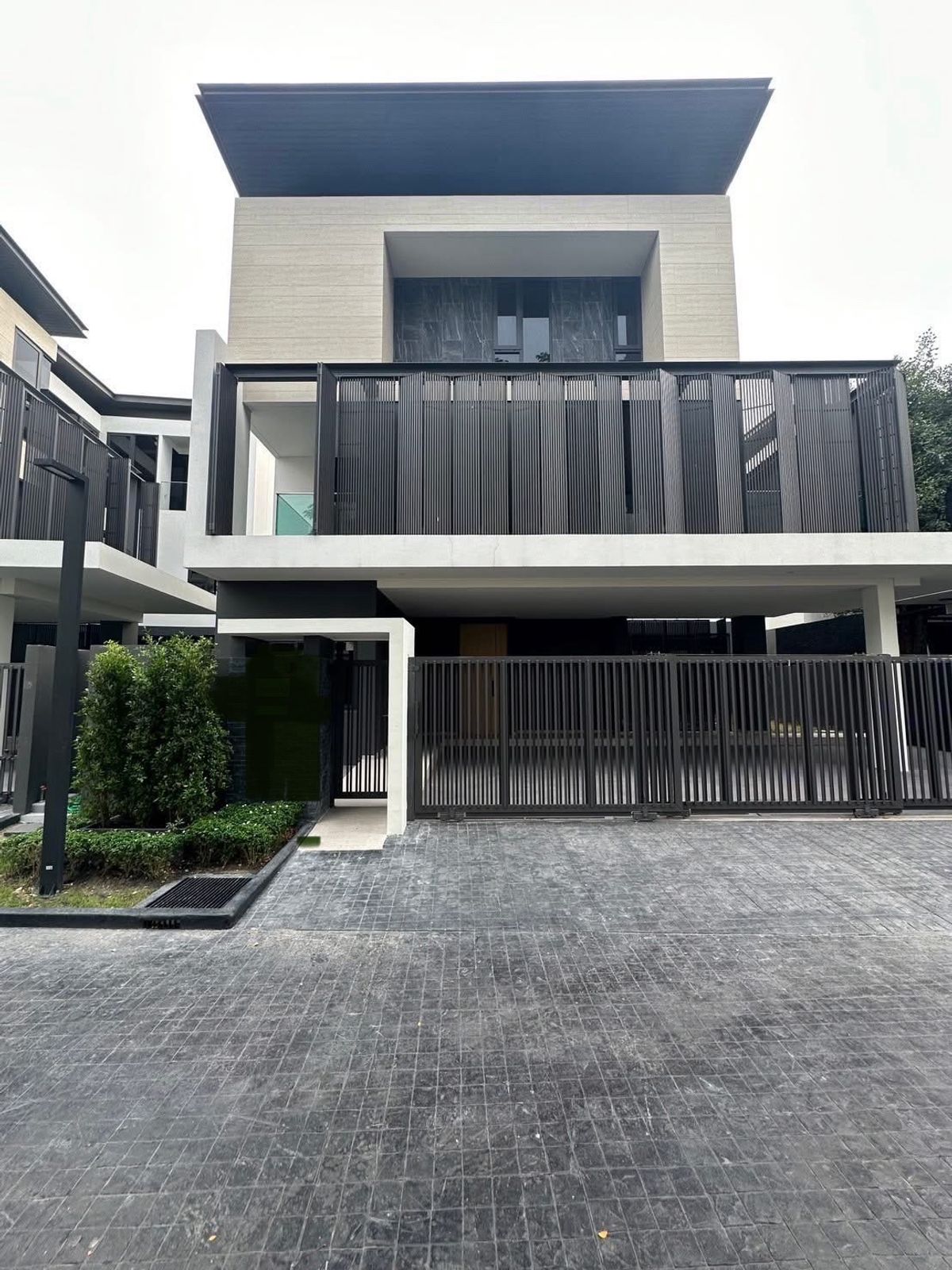 ขายบ้านพัฒนาการ ศรีนครินทร์ : 📢👇บ้านเดี่ยว พร้อมสระว่ายน้ำส่วนตัว และ lift ภายในบ้าน เดินทางสะดวกหลายเส้นทาง