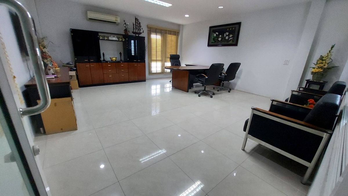 For RentWarehousePattanakan, Srinakarin : Office for rent With warehouses, good locations, Soi Chaloem Phrakiat Rama 9 Soi 13
