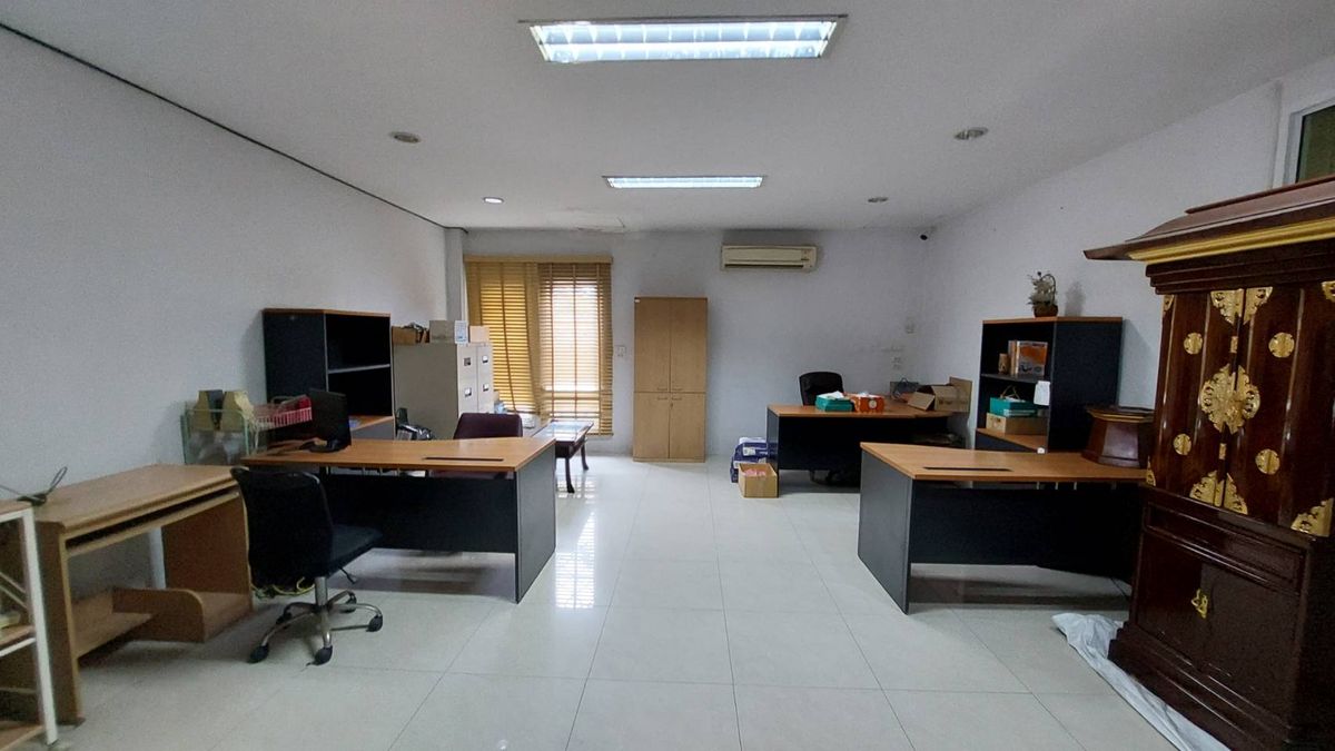 For RentWarehousePattanakan, Srinakarin : Office for rent With warehouses, good locations, Soi Chaloem Phrakiat Rama 9 Soi 13