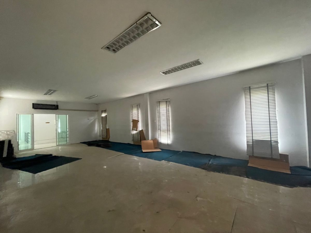 For RentWarehousePattanakan, Srinakarin : Office for rent With warehouses, good locations, Soi Chaloem Phrakiat Rama 9 Soi 13
