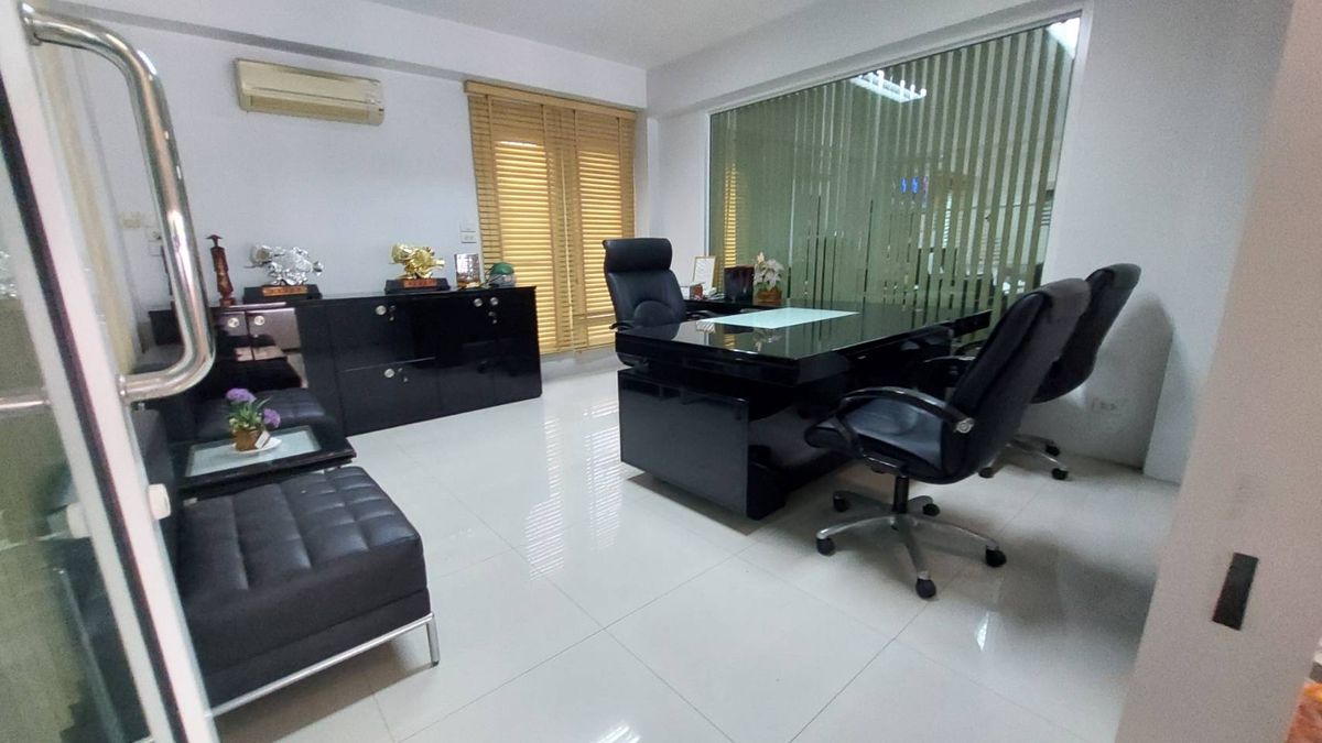 For RentWarehousePattanakan, Srinakarin : Office for rent With warehouses, good locations, Soi Chaloem Phrakiat Rama 9 Soi 13