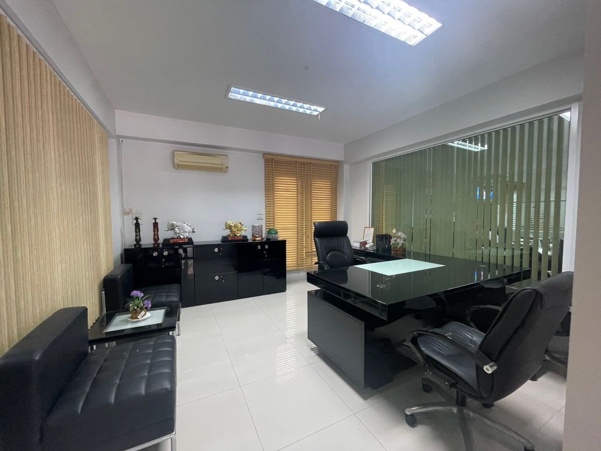 For RentWarehousePattanakan, Srinakarin : Office for rent With warehouses, good locations, Soi Chaloem Phrakiat Rama 9 Soi 13